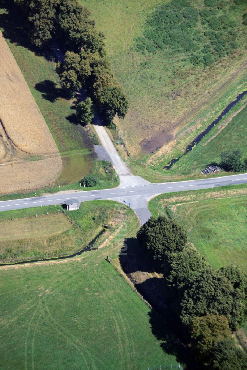 Luftaufnahme Zahren - Verlauf der Straßenkreuzung in Zahren im Bundesland Mecklenburg-Vorpommern