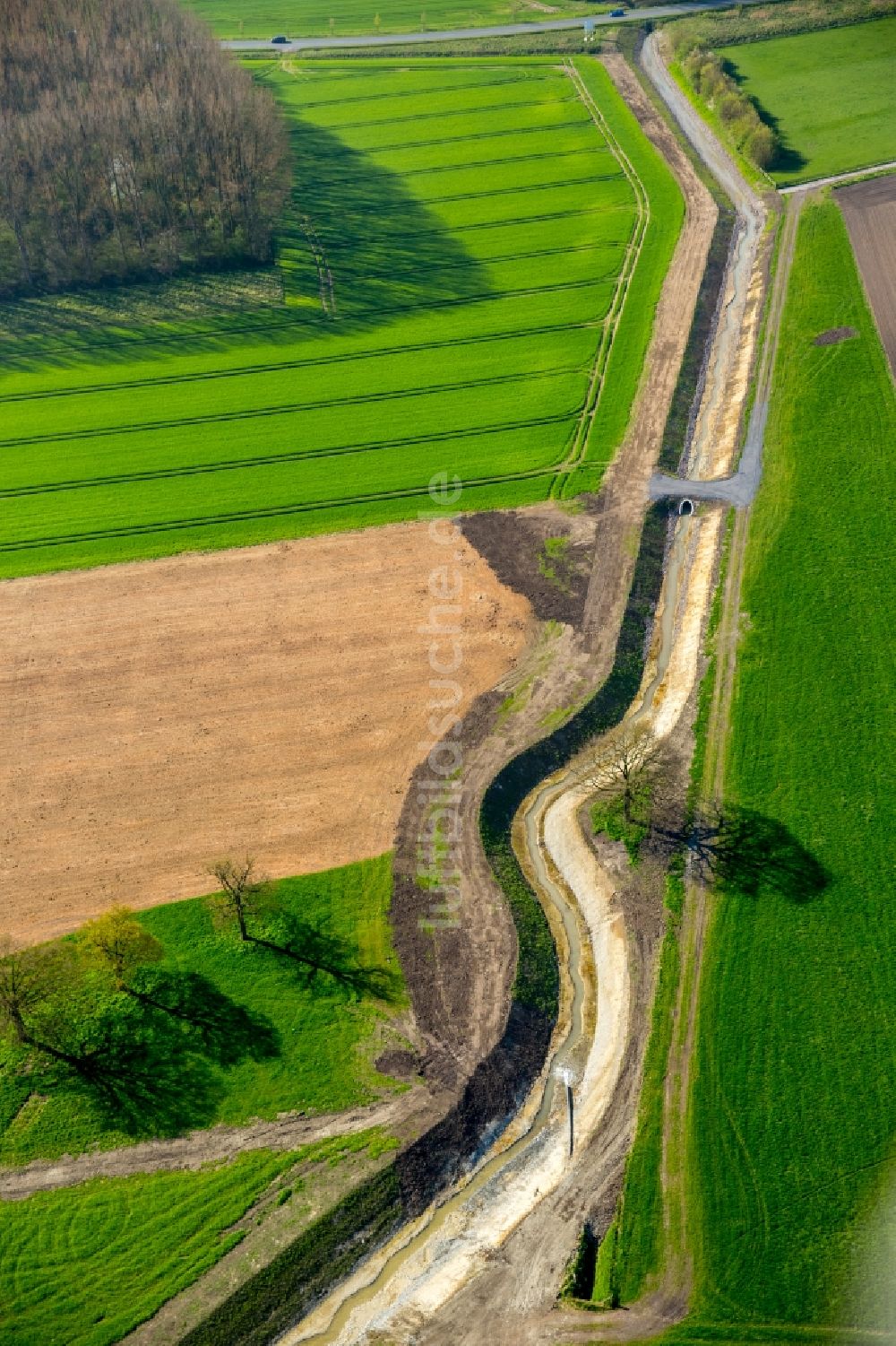 Westhusen aus der Vogelperspektive: Verlauf des Westhusener Baches mit seiner neuen Trasse in Westhusen im Bundesland Nordrhein-Westfalen