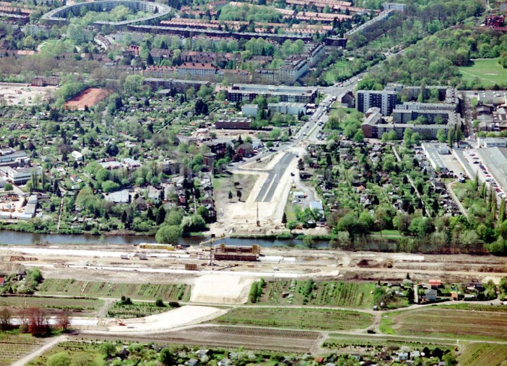 Berlin - Britz aus der Vogelperspektive: Verlängerung der Stadtautobahn A100 im Bereich des Britzer Hafensteges an der Grenzallee.