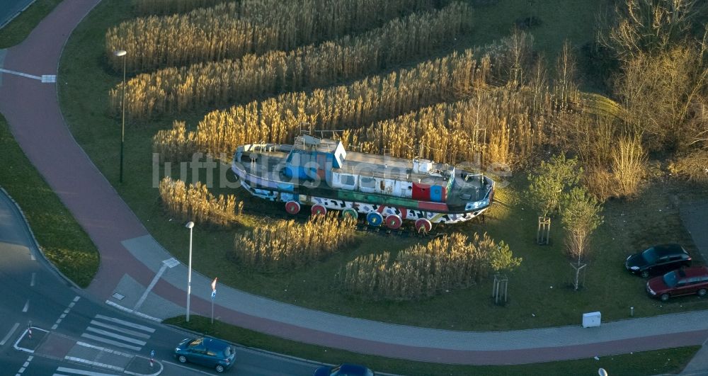 Luftaufnahme Hamm - Verrostendes Kunst- Schiff Ekke Nekkepen des Künstler Otmar Alt am Kreisverkehr im Hafen Hamm im Bundesland Nordrhein-Westfalen NRW