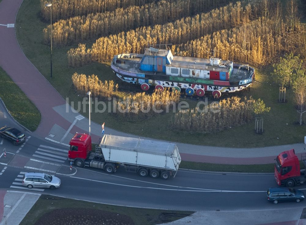 Hamm von oben - Verrostendes Kunst- Schiff Ekke Nekkepen des Künstler Otmar Alt am Kreisverkehr im Hafen Hamm im Bundesland Nordrhein-Westfalen NRW