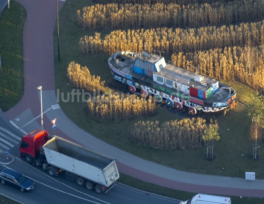 Hamm aus der Vogelperspektive: Verrostendes Kunst- Schiff Ekke Nekkepen des Künstler Otmar Alt am Kreisverkehr im Hafen Hamm im Bundesland Nordrhein-Westfalen NRW