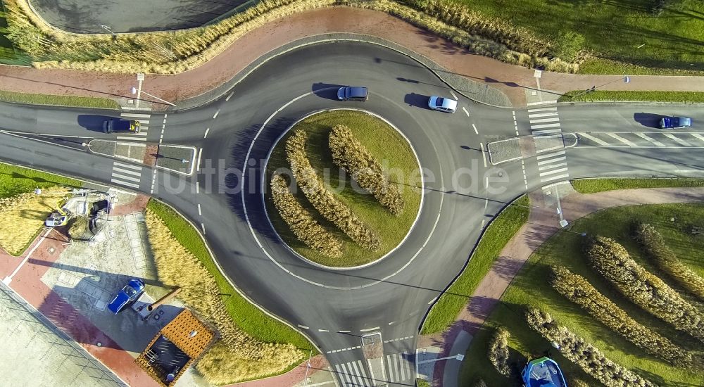 Hamm von oben - Verrostendes Kunst- Schiff Ekke Nekkepen des Künstler Otmar Alt am Kreisverkehr im Hafen Hamm im Bundesland Nordrhein-Westfalen NRW