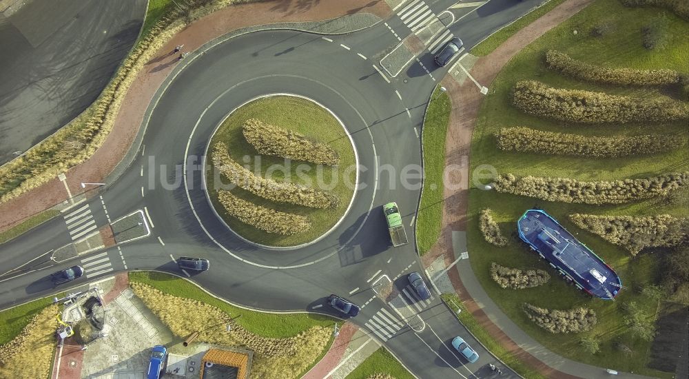 Luftaufnahme Hamm - Verrostendes Kunst- Schiff Ekke Nekkepen des Künstler Otmar Alt am Kreisverkehr im Hafen Hamm im Bundesland Nordrhein-Westfalen NRW