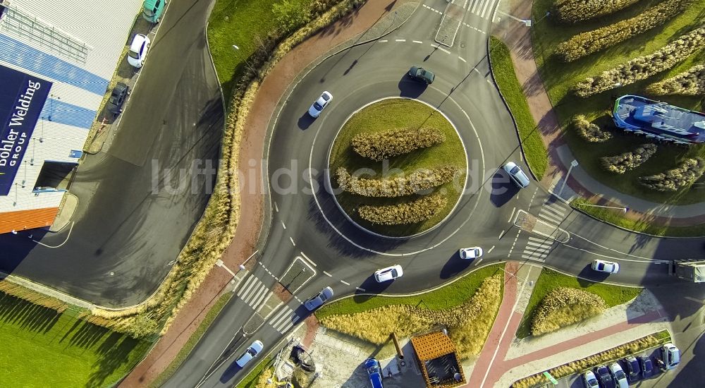 Hamm von oben - Verrostendes Kunst- Schiff Ekke Nekkepen des Künstler Otmar Alt am Kreisverkehr im Hafen Hamm im Bundesland Nordrhein-Westfalen NRW