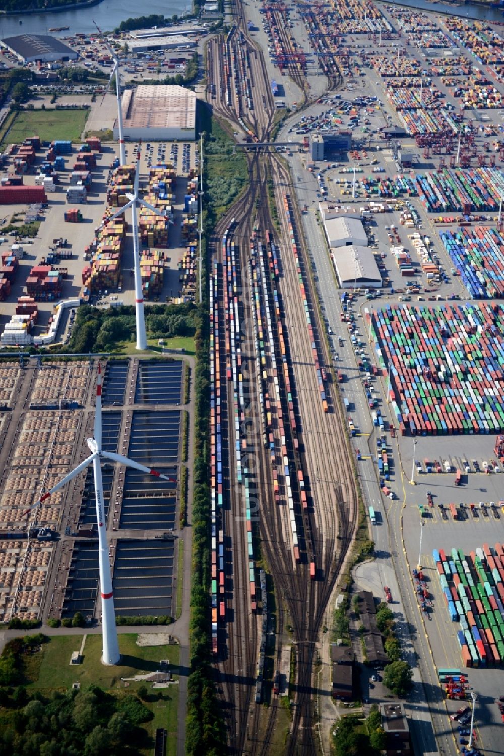 Luftbild Hamburg - Verschiedene Umschlagarten und das Stellwerk Waltershof im Hafen von Hamburg