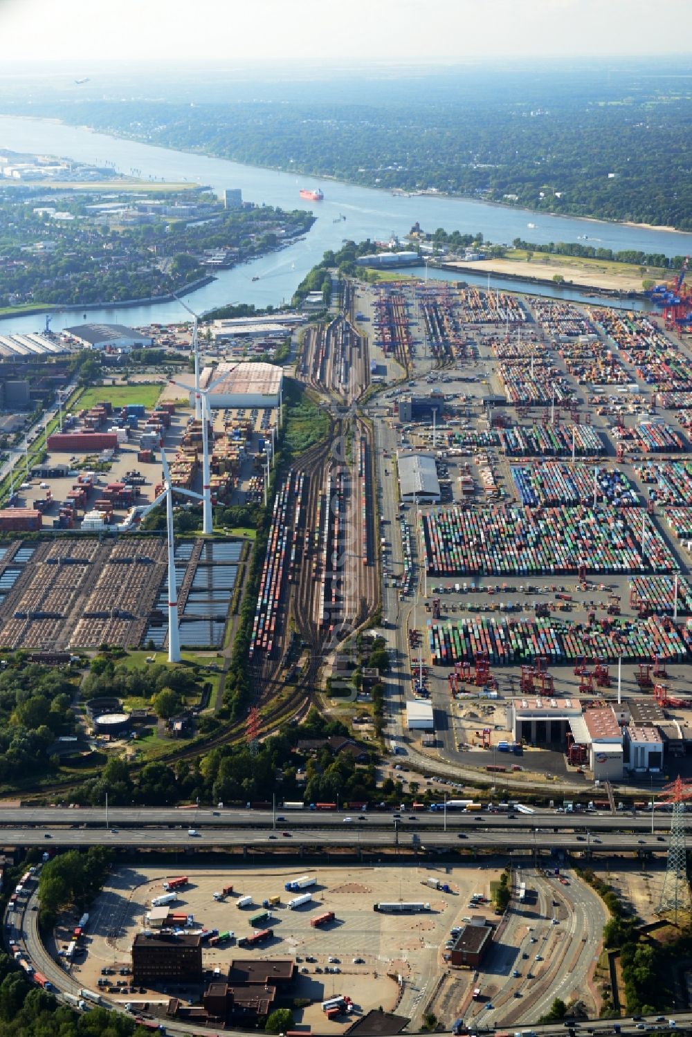 Hamburg von oben - Verschiedene Umschlagarten und das Stellwerk Waltershof im Hafen von Hamburg