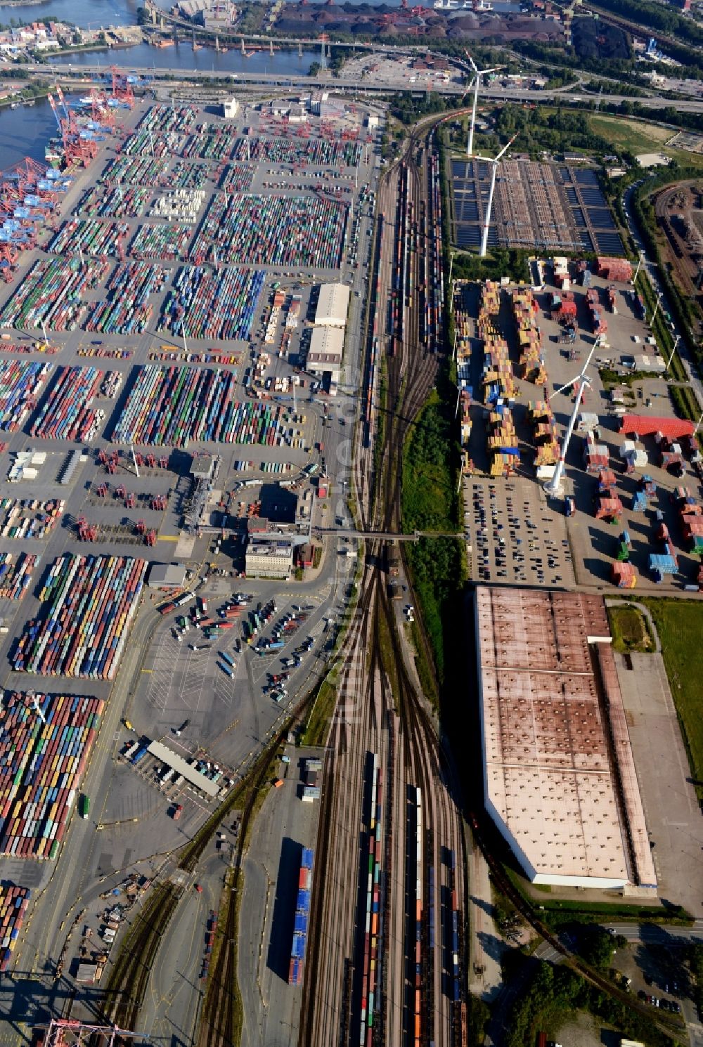 Hamburg aus der Vogelperspektive: Verschiedene Umschlagarten und das Stellwerk Waltershof im Hafen von Hamburg