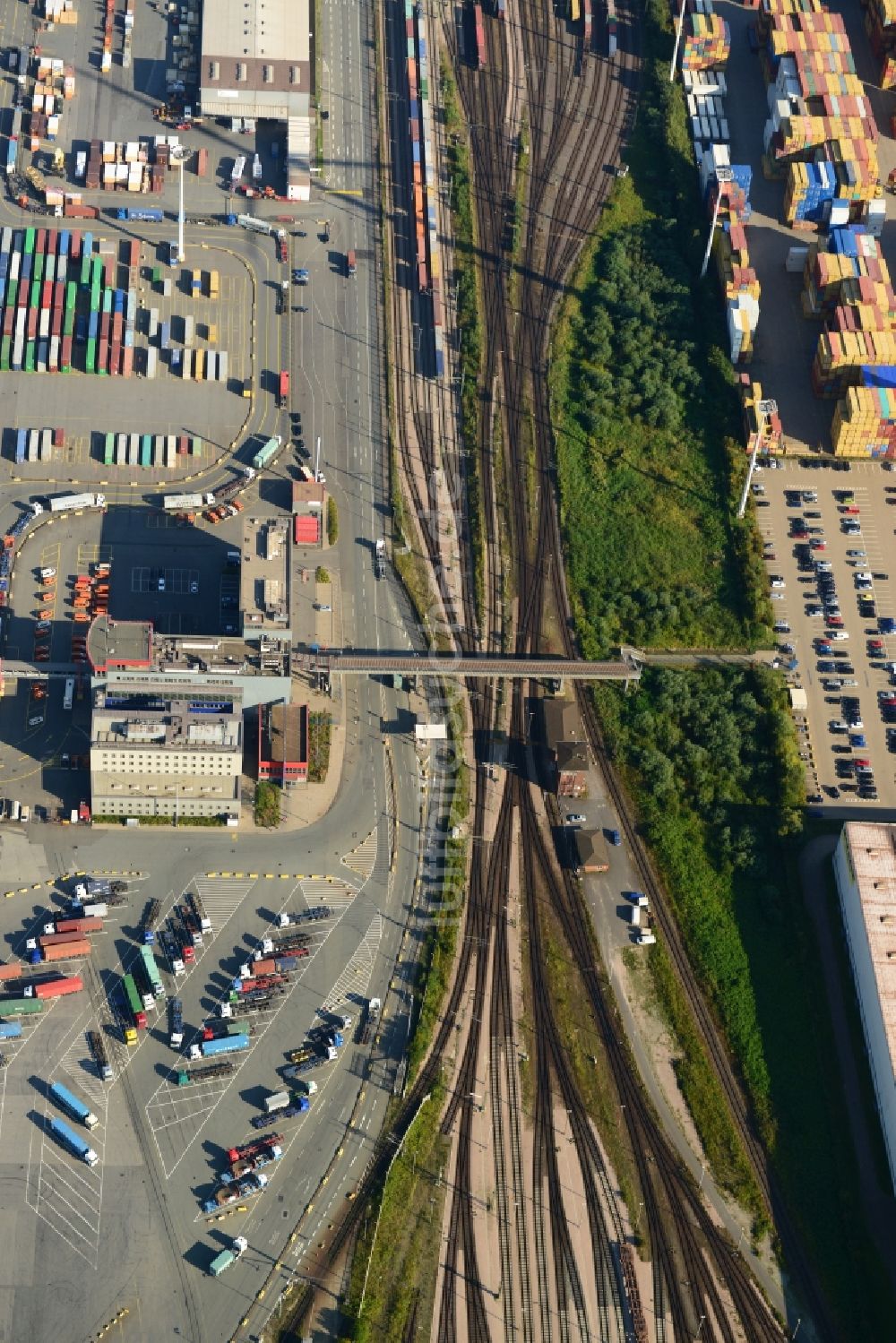 Luftaufnahme Hamburg - Verschiedene Umschlagarten und das Stellwerk Waltershof im Hafen von Hamburg