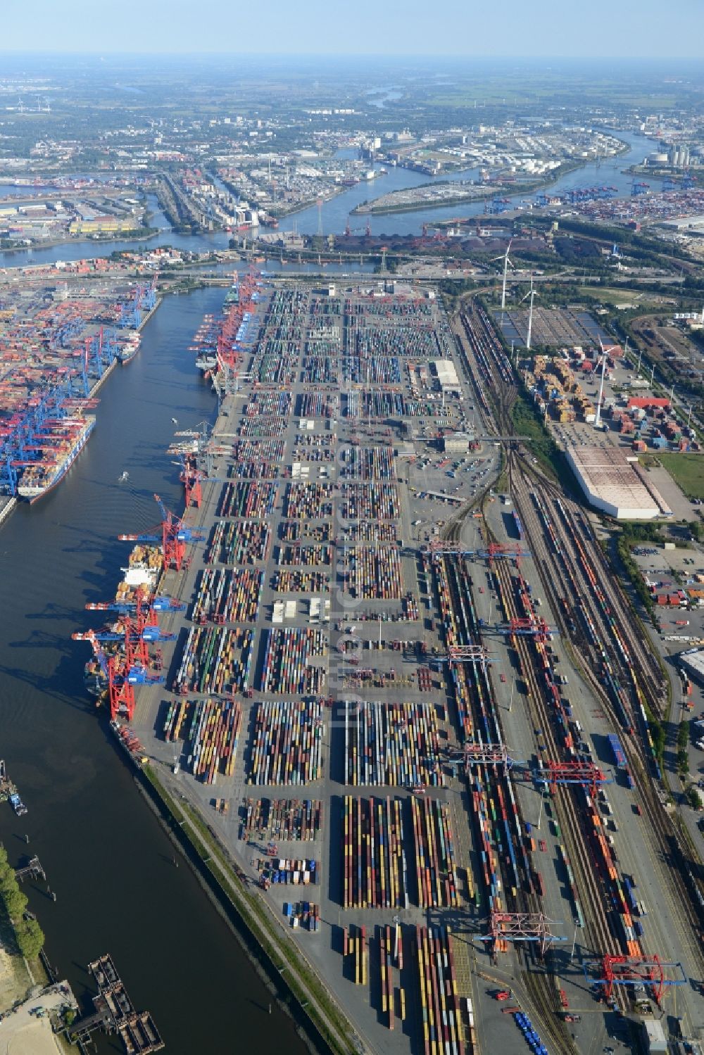 Hamburg von oben - Verschiedene Umschlagarten und das Stellwerk Waltershof im Hafen von Hamburg