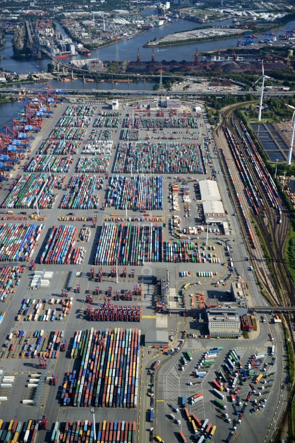 Luftbild Hamburg - Verschiedene Umschlagarten und das Stellwerk Waltershof im Hafen von Hamburg