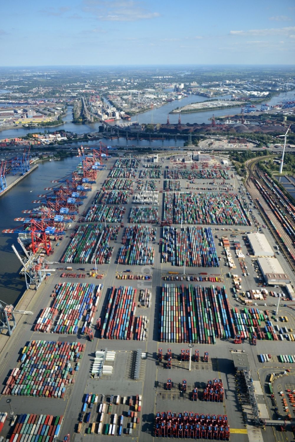 Hamburg von oben - Verschiedene Umschlagarten und das Stellwerk Waltershof im Hafen von Hamburg