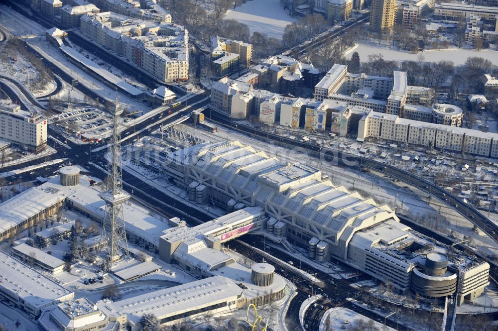 Berlin aus der Vogelperspektive: Verschneite Areal des Funkturm / ICC im Messegelände in Berlin Charlottenburg