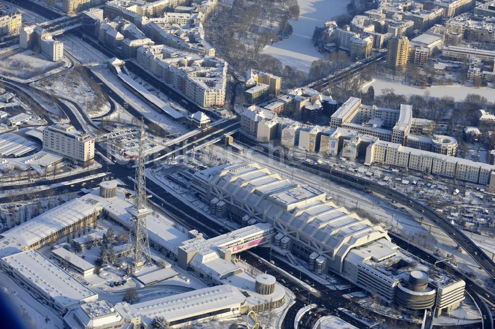 Luftbild Berlin - Verschneite Areal des Funkturm / ICC im Messegelände in Berlin Charlottenburg