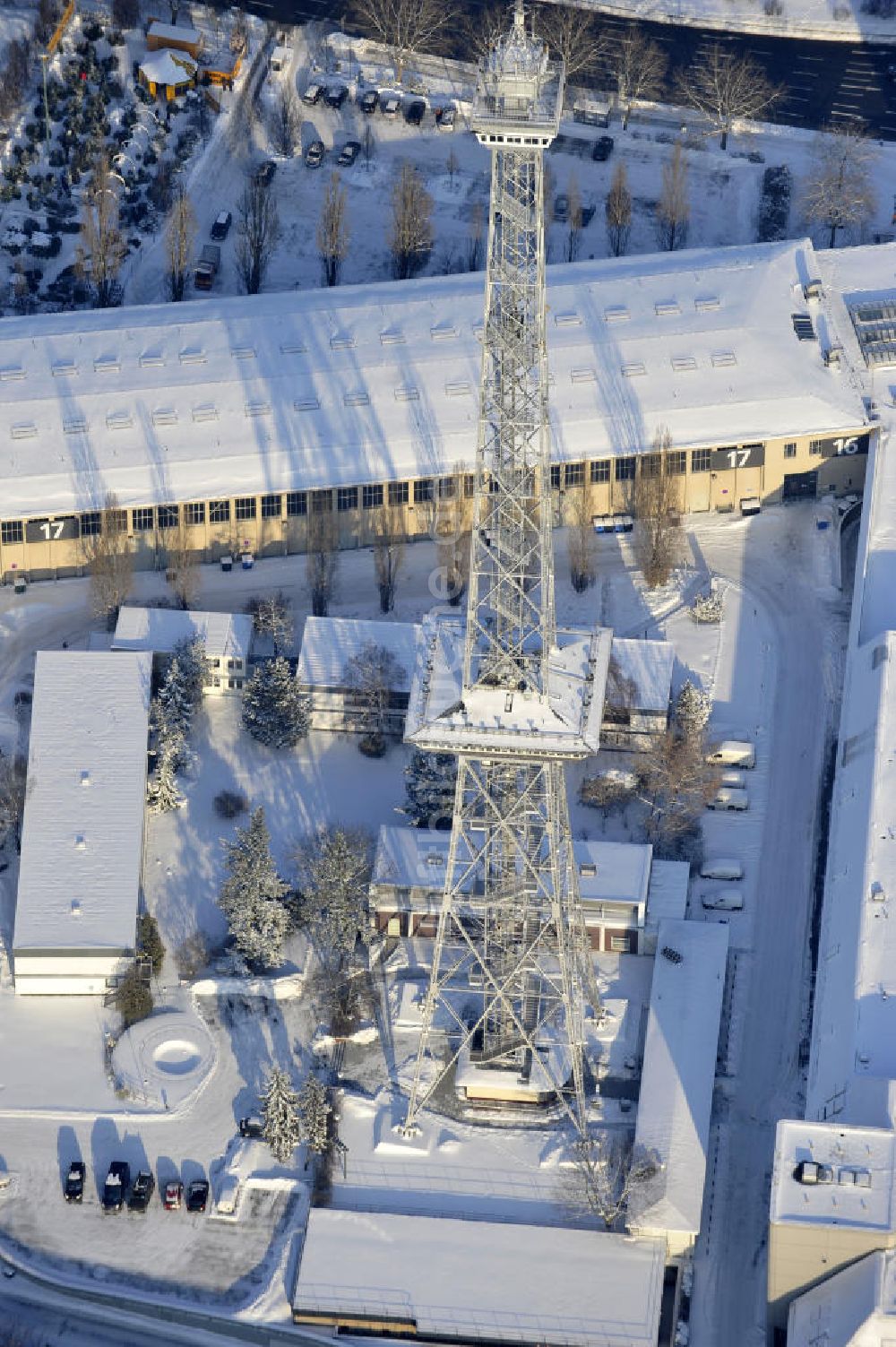 Berlin von oben - Verschneite Areal des Funkturm / ICC im Messegelände in Berlin Charlottenburg