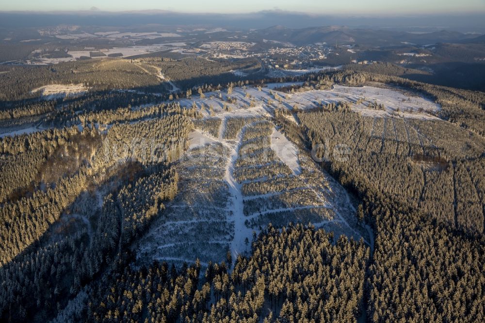 Luftaufnahme Winterberg - Verschneite Hochheide Kahler Asten in Winterberg im Bundesland Nordrhein-Westfalen