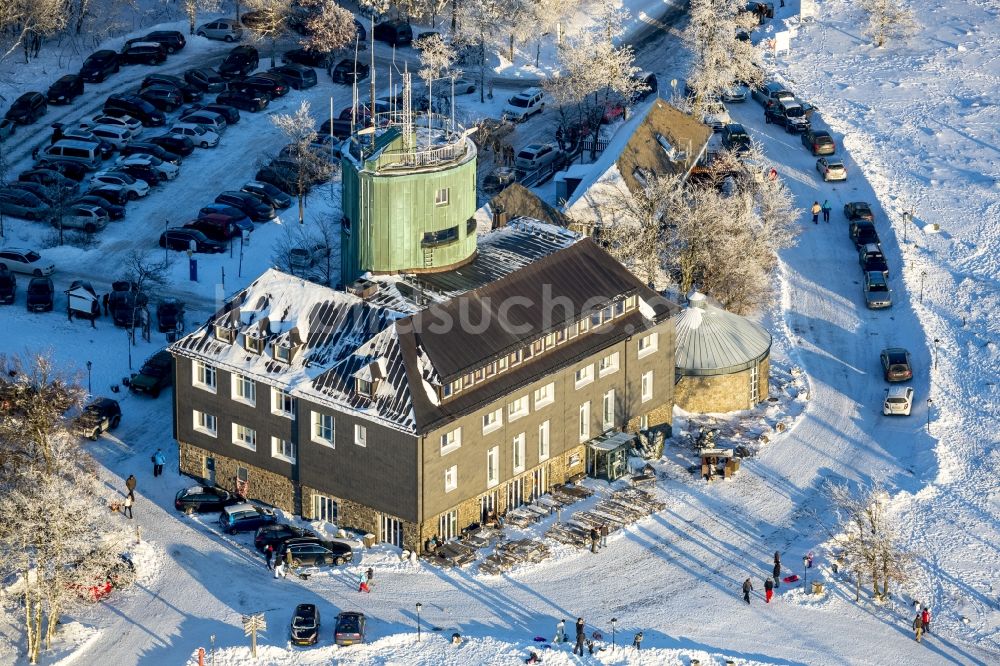 Luftaufnahme Winterberg - Verschneites Hotel-Restaurant und Astenturm auf dem schneebedeckten Kahlen Asten in Winterberg im Bundesland Nordrhein-Westfalen