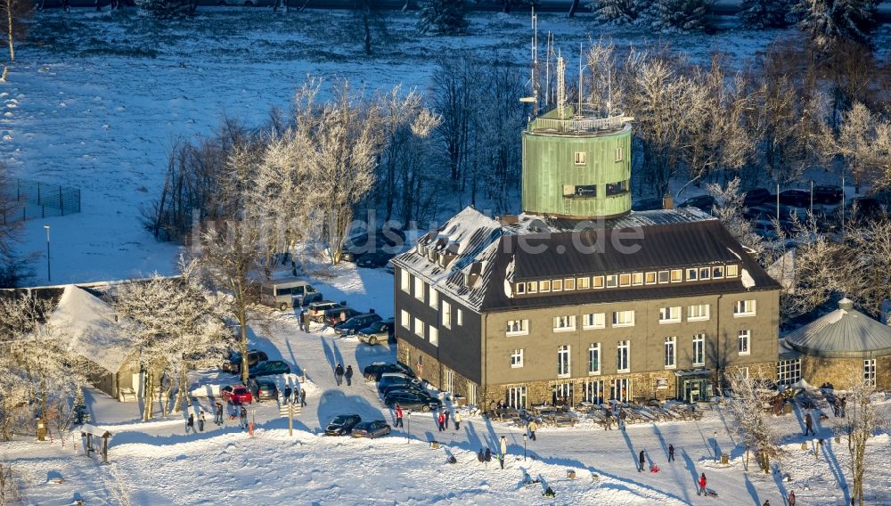 Winterberg von oben - Verschneites Hotel-Restaurant und Astenturm auf dem schneebedeckten Kahlen Asten in Winterberg im Bundesland Nordrhein-Westfalen