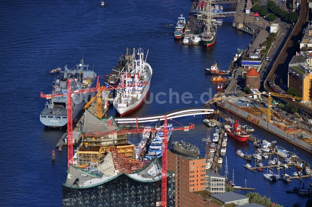 Hamburg von oben - Versorgungsschiff Bonn der deutschen Marine und Museumsfrachtschiff CAP SAN DIEGO am Hafen in Hamburg