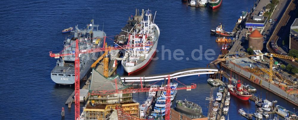 Hamburg aus der Vogelperspektive: Versorgungsschiff Bonn der deutschen Marine und Museumsfrachtschiff CAP SAN DIEGO am Hafen in Hamburg