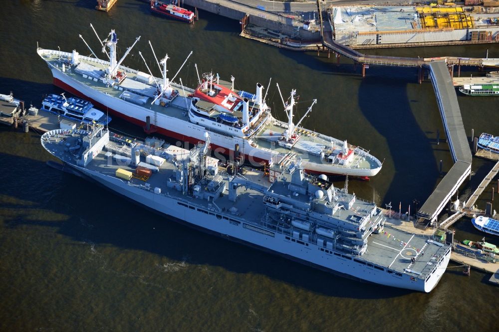 Luftbild Hamburg - Versorgungsschiff Bonn der deutschen Marine und Museumsfrachtschiff CAP SAN DIEGO am Hafen in Hamburg