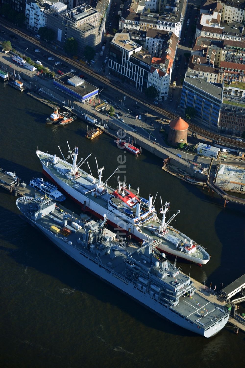 Hamburg von oben - Versorgungsschiff Bonn der deutschen Marine und Museumsfrachtschiff CAP SAN DIEGO am Hafen in Hamburg