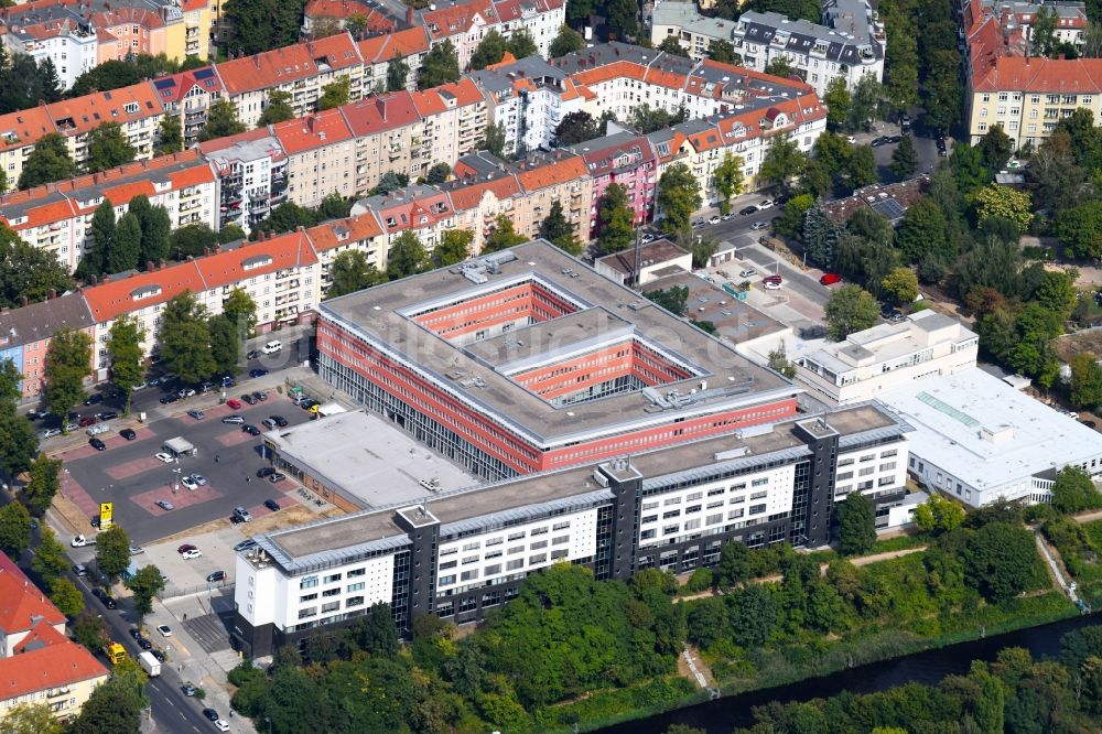 Berlin von oben - Verwaltungsgebäude der Agentur für Arbeit im Ortsteil Tempelhof in Berlin, Deutschland