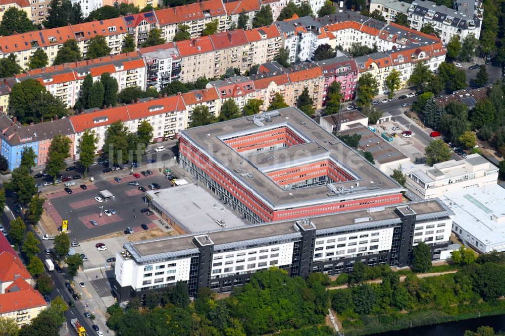 Berlin von oben - Verwaltungsgebäude der Agentur für Arbeit im Ortsteil Tempelhof in Berlin, Deutschland