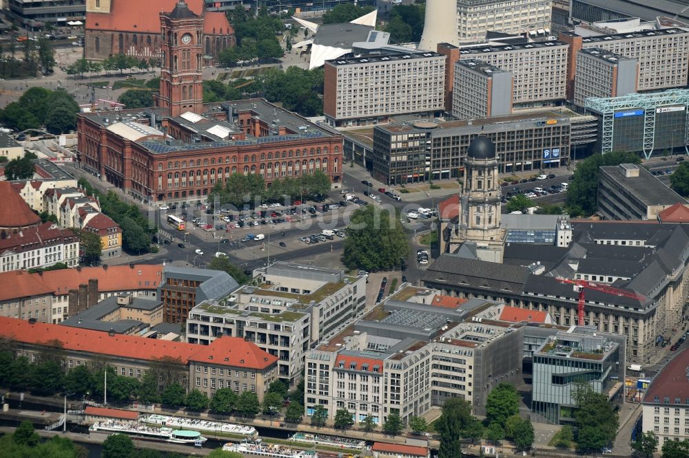 Luftbild Berlin - Verwaltungsgebäude Altes Stadthaus, Berliner Wasserbetriebe, Botschaft des Königreichs der Niederlande in Berlin, Rotes Rathaus im Stadtteil Mitte in Berlin