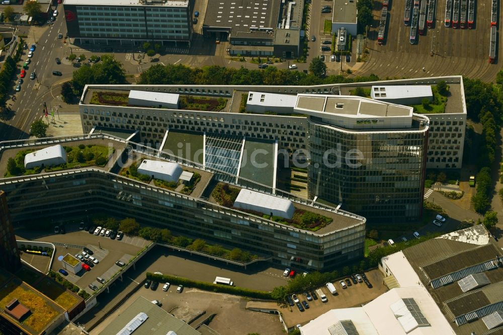 Köln aus der Vogelperspektive: Verwaltungsgebäude des DKV Versicherungs- Unternehmens an der Scheidtweilerstraße im Ortsteil Ehrenfeld in Köln im Bundesland Nordrhein-Westfalen, Deutschland