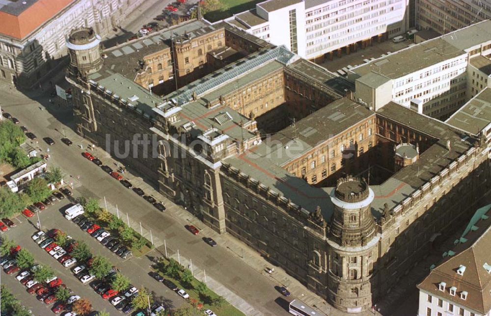 Dresden von oben - Verwaltungsgebäude in der Dresdner Altstadt