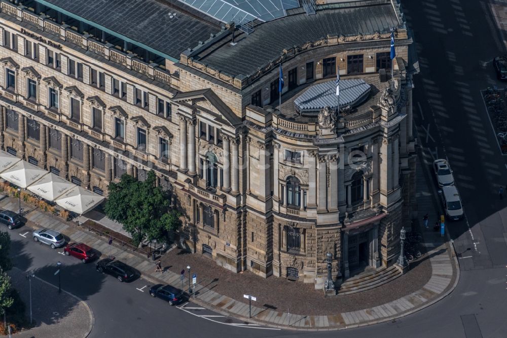 Leipzig aus der Vogelperspektive: Verwaltungsgebäude des Finanzdienstleistungs- Unternehmens Deutsche Bank an der Schillerstraße in Leipzig im Bundesland Sachsen, Deutschland