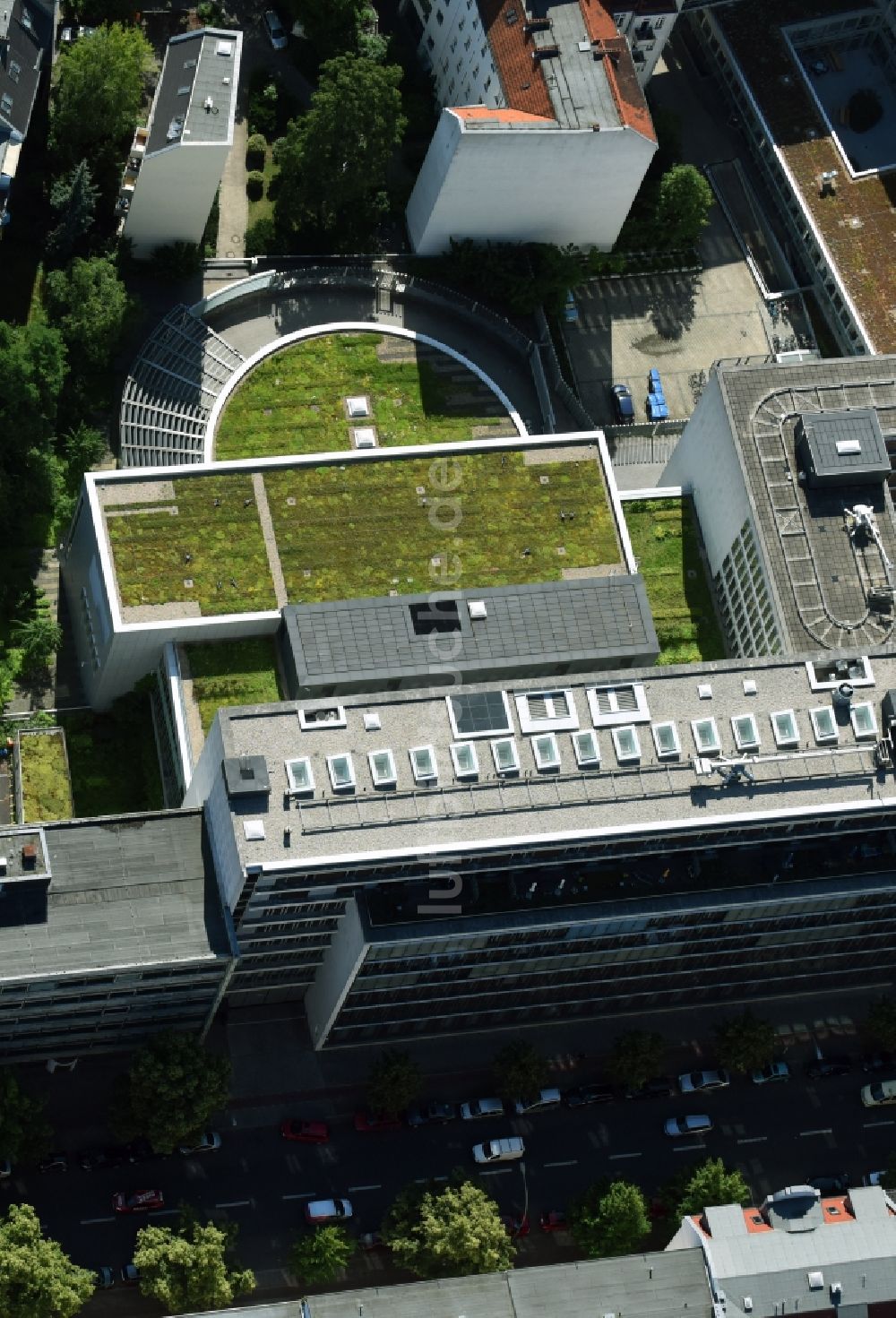 Berlin von oben - Verwaltungsgebäude des Finanzdienstleistungs- Unternehmens Deutsche Bundesbank an der Leibnizstraße in Berlin