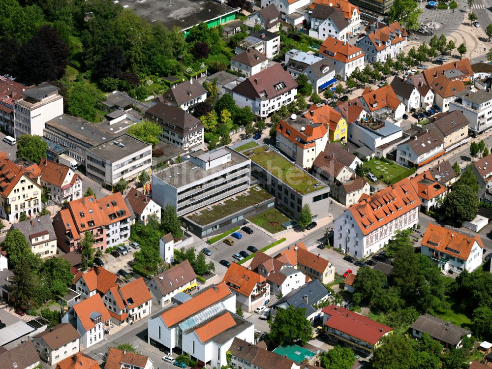 Luftaufnahme Laupheim - Verwaltungsgebäude des Finanzdienstleistungs- Unternehmens Kreissparkasse Biberach - Regionaldirektion Laupheim in Laupheim im Bundesland Baden-Württemberg, Deutschland