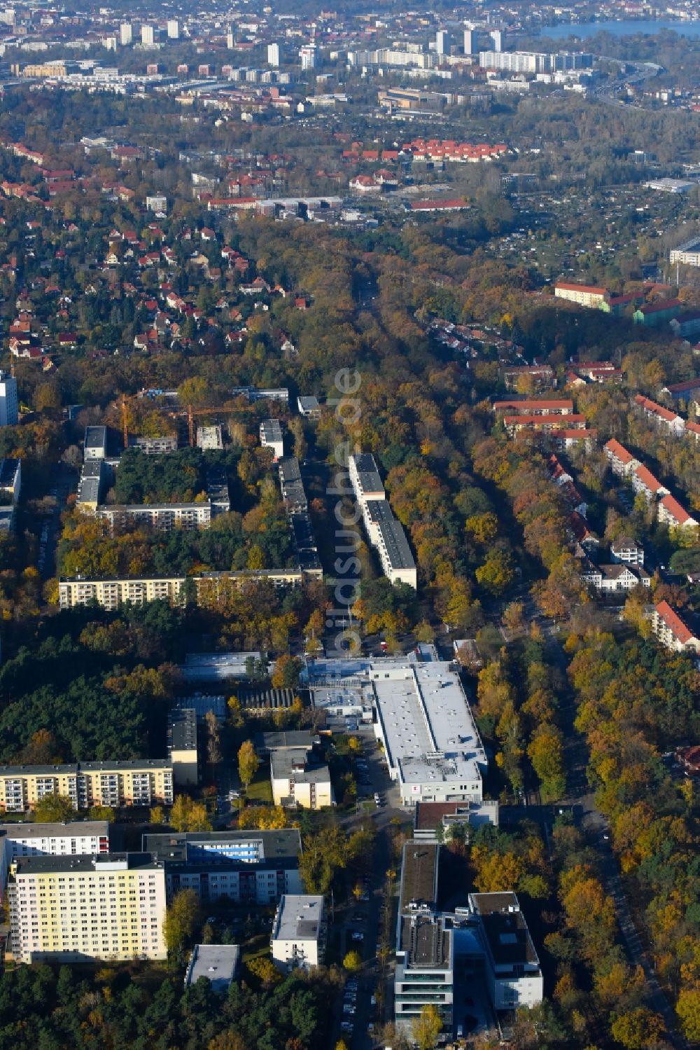 Luftaufnahme Potsdam - Verwaltungsgebäude des Finanzdienstleistungs- Unternehmens Mittelbrandenburgische Sparkasse in Potsdam an der Saarmunder Straße in Potsdam im Bundesland Brandenburg, Deutschland