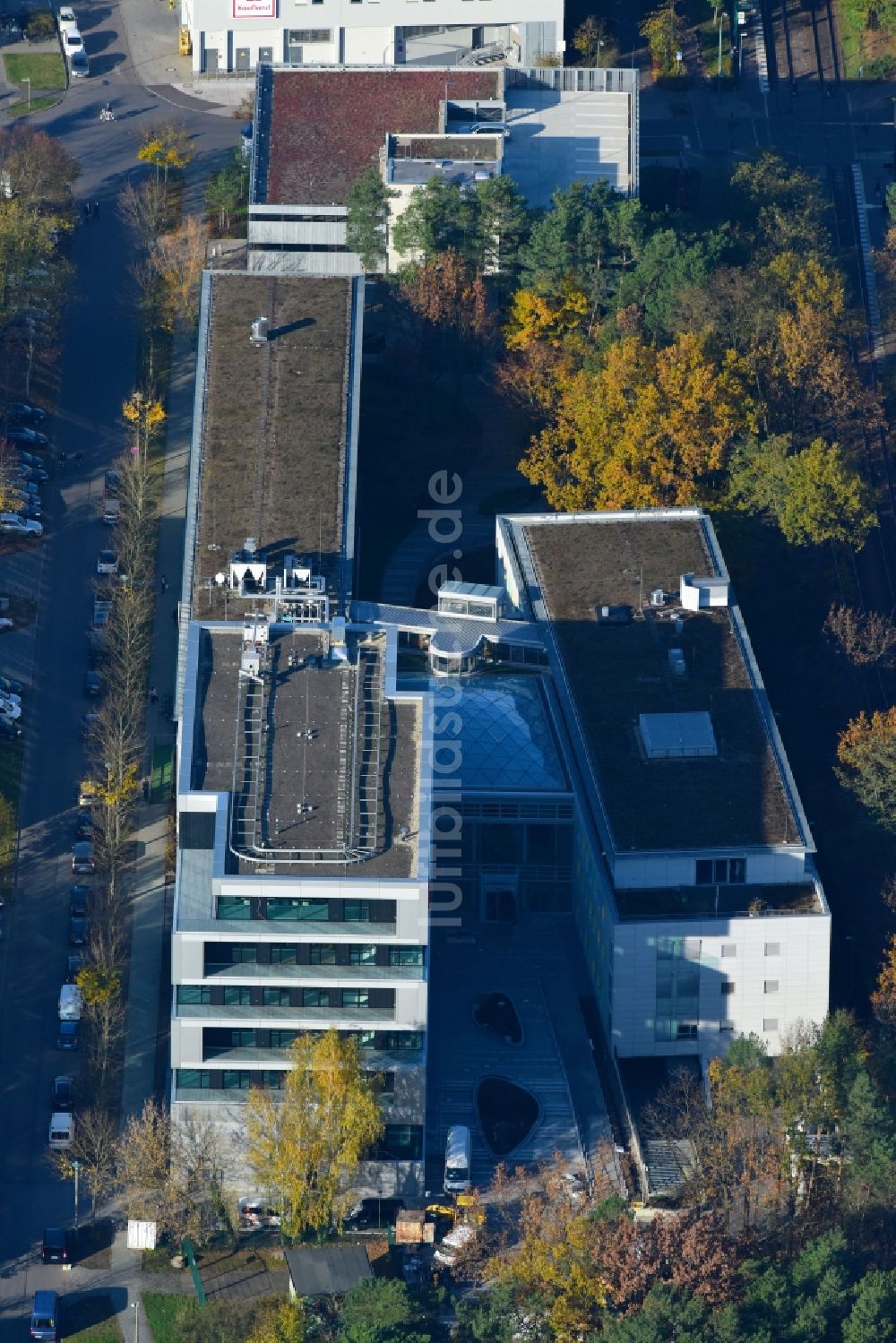 Luftaufnahme Potsdam - Verwaltungsgebäude des Finanzdienstleistungs- Unternehmens Mittelbrandenburgische Sparkasse in Potsdam an der Saarmunder Straße in Potsdam im Bundesland Brandenburg, Deutschland