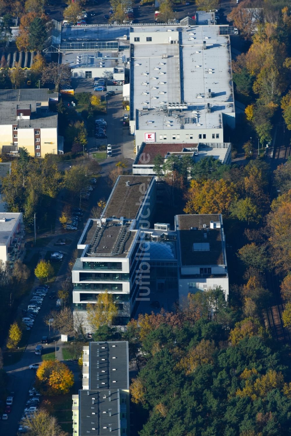 Potsdam aus der Vogelperspektive: Verwaltungsgebäude des Finanzdienstleistungs- Unternehmens Mittelbrandenburgische Sparkasse in Potsdam an der Saarmunder Straße in Potsdam im Bundesland Brandenburg, Deutschland