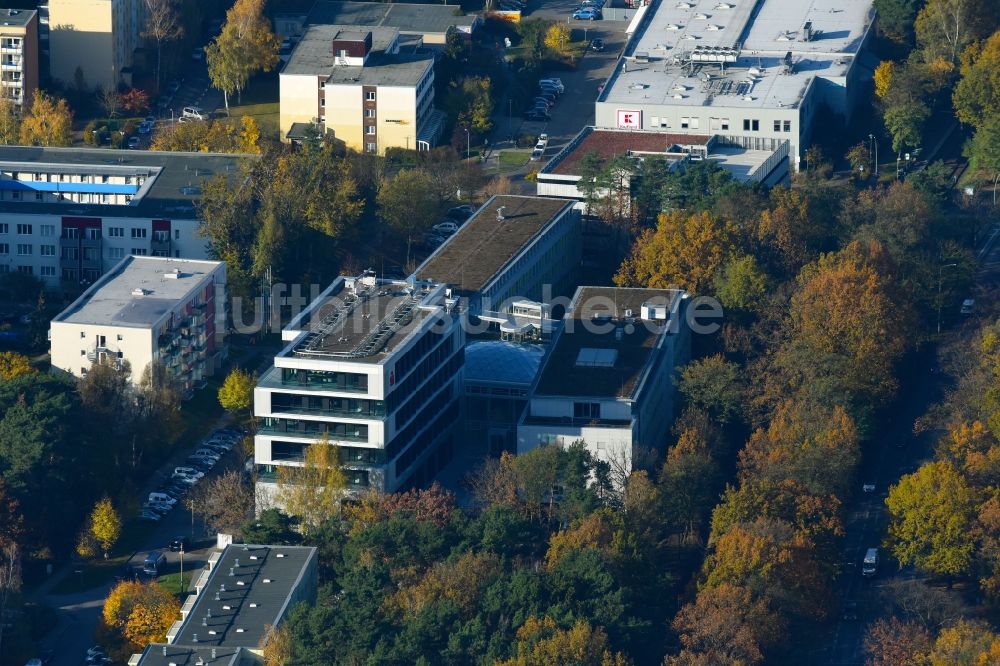 Luftaufnahme Potsdam - Verwaltungsgebäude des Finanzdienstleistungs- Unternehmens Mittelbrandenburgische Sparkasse in Potsdam an der Saarmunder Straße in Potsdam im Bundesland Brandenburg, Deutschland