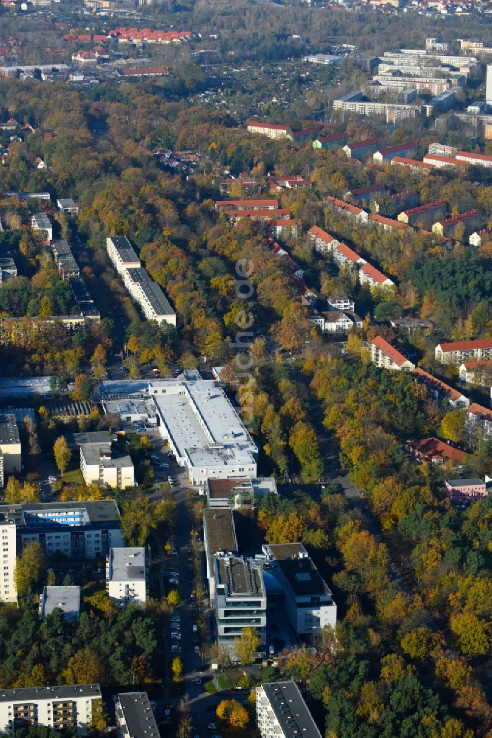 Luftaufnahme Potsdam - Verwaltungsgebäude des Finanzdienstleistungs- Unternehmens Mittelbrandenburgische Sparkasse in Potsdam an der Saarmunder Straße in Potsdam im Bundesland Brandenburg, Deutschland