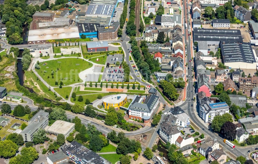 Gevelsberg von oben - Verwaltungsgebäude des Finanzdienstleistungs- Unternehmens Sparkasse Gevelsberg-Wetter - Hauptstelle und ImmobilienCenter an der Mittelstraße in Gevelsberg im Bundesland Nordrhein-Westfalen - NRW, Deutschland