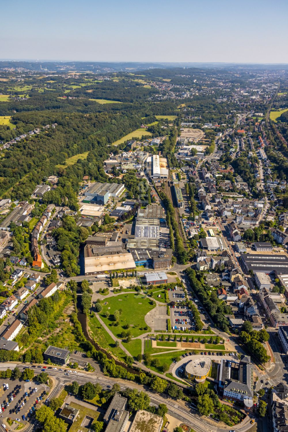 Gevelsberg von oben - Verwaltungsgebäude des Finanzdienstleistungs- Unternehmens Sparkasse Gevelsberg-Wetter - Hauptstelle und ImmobilienCenter an der Mittelstraße in Gevelsberg im Bundesland Nordrhein-Westfalen - NRW, Deutschland