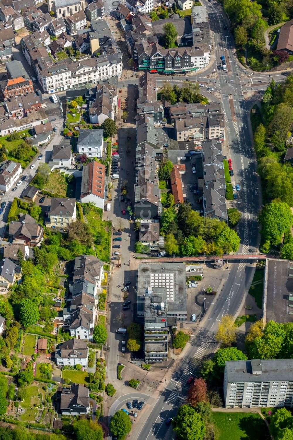 Velbert aus der Vogelperspektive: Verwaltungsgebäude des Finanzdienstleistungs- Unternehmens Sparkasse Hilden-Ratingen-Velbert in Velbert im Bundesland Nordrhein-Westfalen, Deutschland