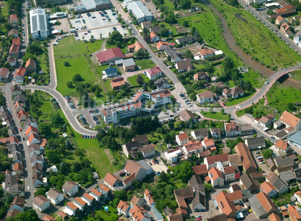 Luftbild Rockenhausen - Verwaltungsgebäude des Finanzdienstleistungs- Unternehmens Sparkasse in Rockenhausen im Bundesland Rheinland-Pfalz, Deutschland