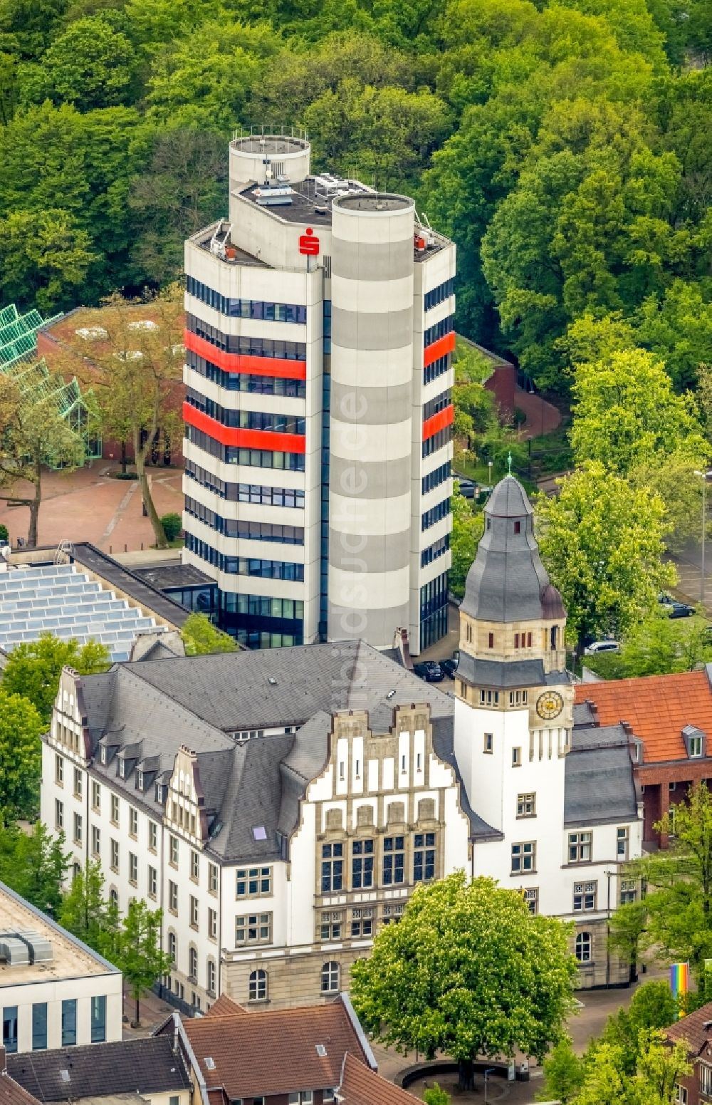 Luftbild Gladbeck - Verwaltungsgebäude des Finanzdienstleistungs- Unternehmens Stadtsparkasse Gladbeck - Hauptgeschäftsstelle in Gladbeck im Bundesland Nordrhein-Westfalen, Deutschland