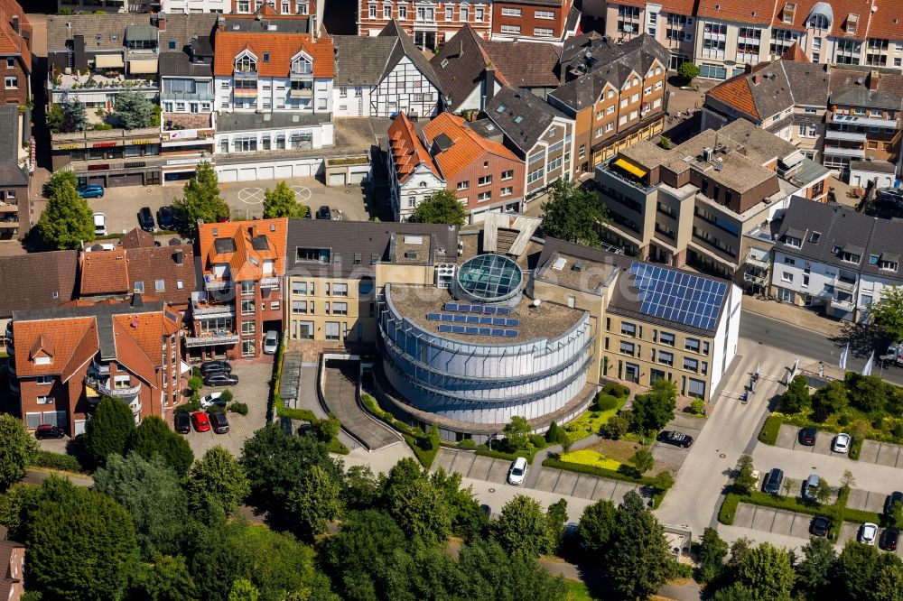 Luftaufnahme Beckum - Verwaltungsgebäude des Finanzdienstleistungs- Unternehmens Volksbank Beckum-Lippstadt eG an der Südstraße in Beckum im Bundesland Nordrhein-Westfalen, Deutschland