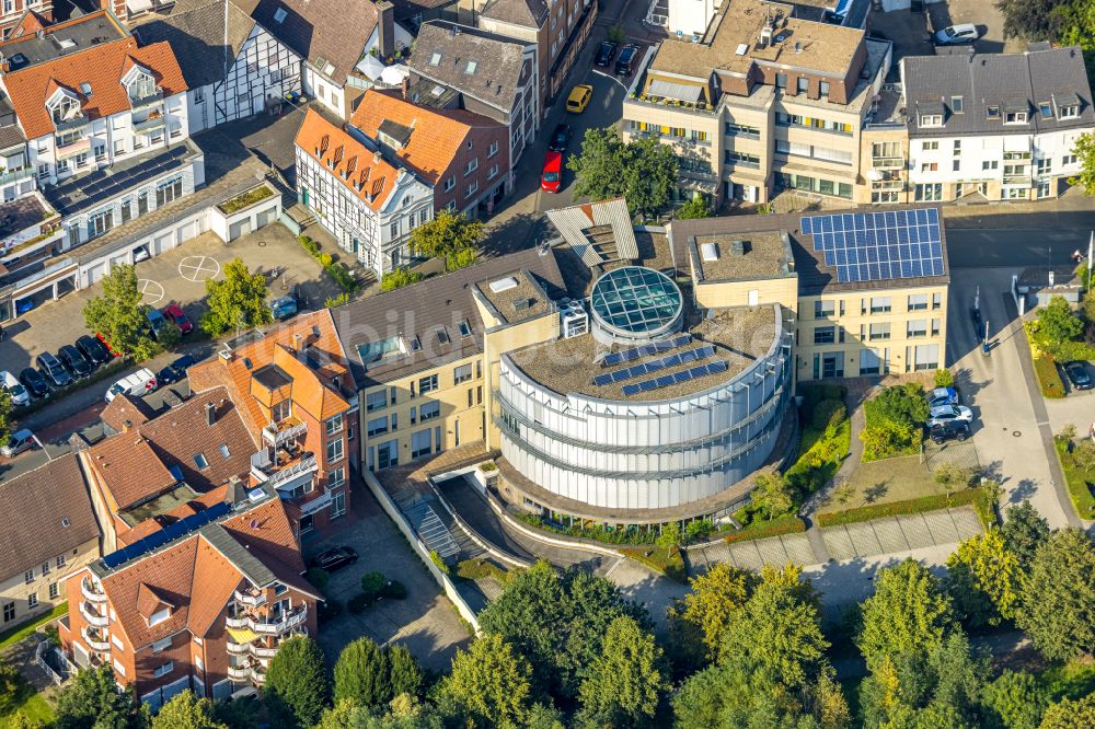 Luftbild Beckum - Verwaltungsgebäude des Finanzdienstleistungs- Unternehmens Volksbank Beckum-Lippstadt eG an der Südstraße in Beckum im Bundesland Nordrhein-Westfalen, Deutschland