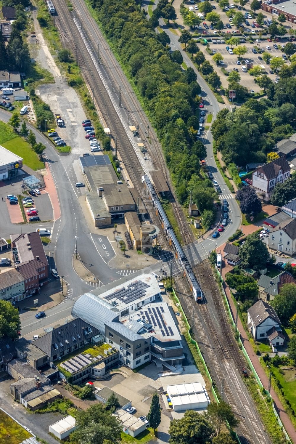 Luftaufnahme Bönen - Verwaltungsgebäude des Finanzdienstleistungs- Unternehmens Volksbank Bönen eG am Gleisverlauf an der Bahnhofstraße in Bönen im Bundesland Nordrhein-Westfalen, Deutschland