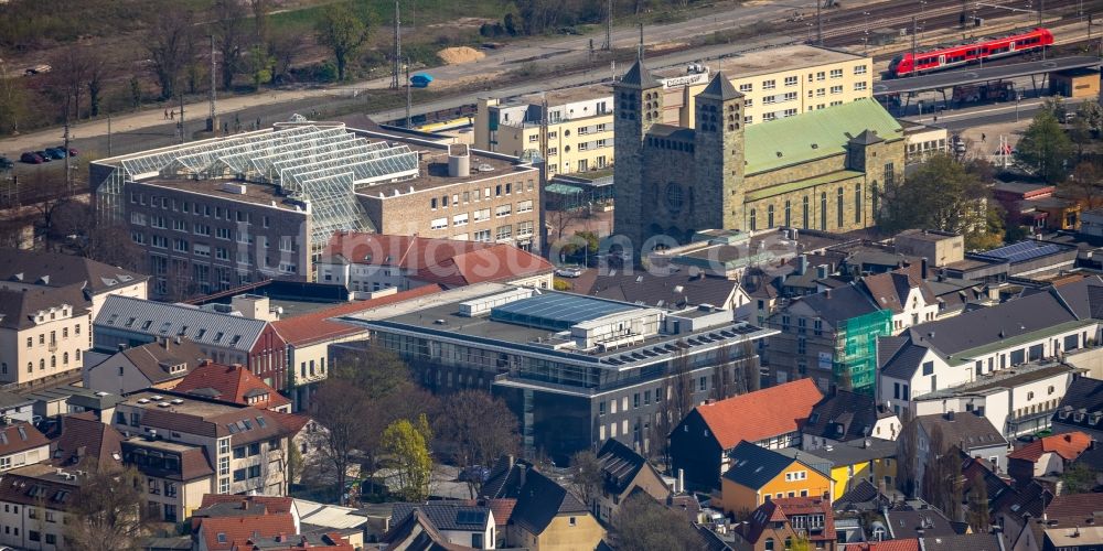 Unna von oben - Verwaltungsgebäude des Finanzdienstleistungs- Unternehmens Volksbank Unna in Unna im Bundesland Nordrhein-Westfalen, Deutschland