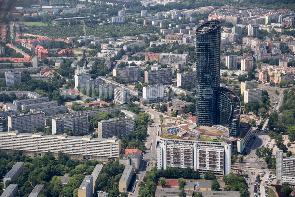 Luftaufnahme Wroclaw Breslau - Verwaltungsgebäude und Geschäftsgebäude Sky Tower in Wroclaw Breslau in Niederschlesien, Polen