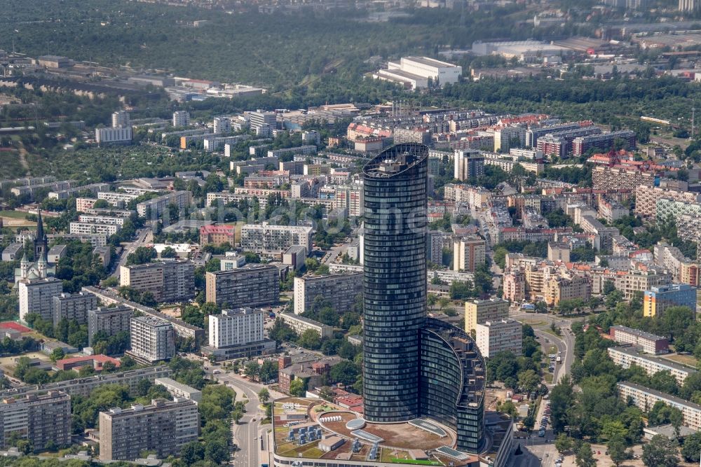 Wroclaw Breslau von oben - Verwaltungsgebäude und Geschäftsgebäude Sky Tower in Wroclaw Breslau in Niederschlesien, Polen